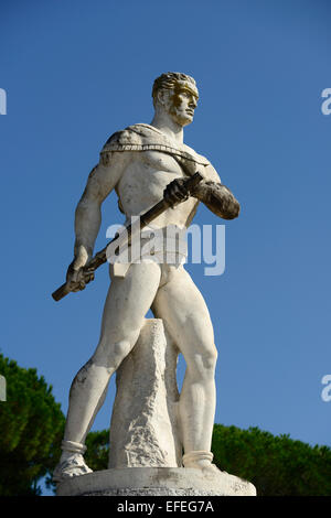 En statues représentant les athlètes au Stadio dei Marmi sports stadium dans le Foro Italico Rome Italie Banque D'Images