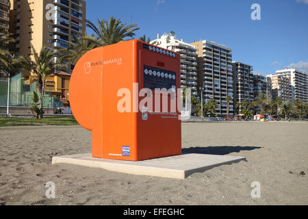 La station de sauvetage d'urgence publique avec les périphériques nécessaires pour sauver un nageur dans le besoin sur la plage de Malaga, Andalousie, espagne. Banque D'Images