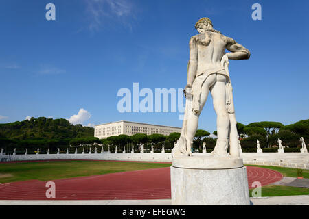 En statues représentant les athlètes au Stadio dei Marmi sports stadium dans le Foro Italico Rome Italie Banque D'Images