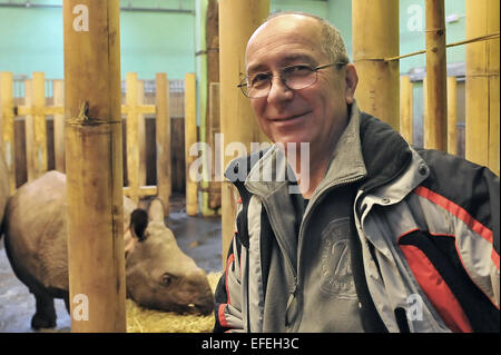 Pilsen, République tchèque. 09Th Feb 2015. Premier anniversaire de rare rhinocéros indien Maruska, qui est né à Plzen zoo 2 février 2014, a eu lieu au zoo de Pilsen, République tchèque, le 2 février 2015. Le directeur du zoo avant photo Jiri Travnicek. Photo : CTK/Alamy Live News Banque D'Images