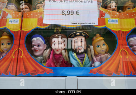 Marionnettes à main, gant, théâtre de marionnettes, spectacle de marionnettes sur l'affichage en espagnol boutique, Malaga, Espagne. Banque D'Images