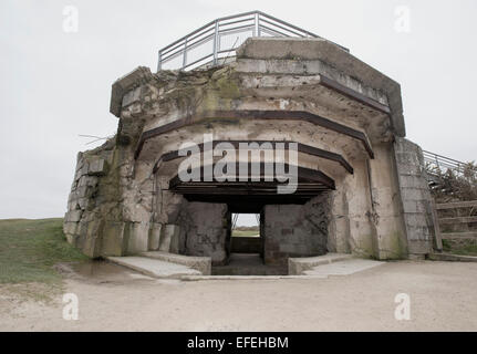 Canon allemand battues sur la mise en place de défenses de plage de Normandie, endommagé par les forces d'invasion alliée sur D-Day Banque D'Images