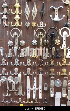 Poignées de porte en laiton et bronze vendu dans une quincaillerie Banque D'Images