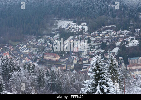 Forêt Noire recouverte de neige, Bad Wildbad, ville thermale, vue du Sommerberg, Allemagne. Banque D'Images