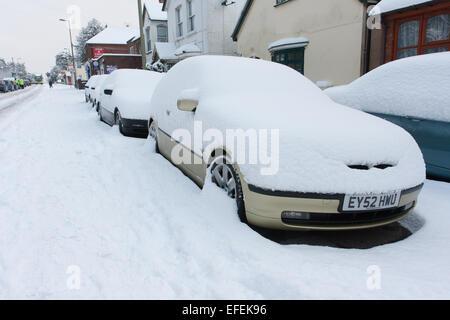 Location de couverts en vertu de plusieurs pouces de neige stationnés sur l'A325 road dans le Hampshire en Angleterre en 2009. Banque D'Images