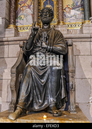 Statue de Saint Pierre à l'intérieur de la Basilique du Sacré-Coeur Banque D'Images