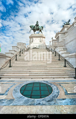 Large-vief ngle du monument à Victor Emmanuel II près de Vittoriano à jour à Rome, Italie Banque D'Images