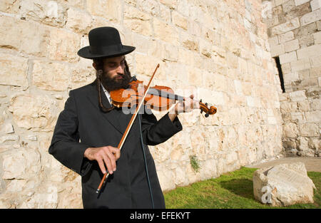 Un violoniste juif est à jouer du violon dans la rue près de la porte de Jaffa à Jérusalem Banque D'Images