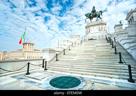 Large-vief ngle du monument à Victor Emmanuel II près de Vittoriano à jour à Rome, Italie Banque D'Images