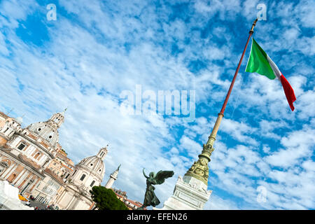 Large-vief ngle du monument à Victor Emmanuel II près de Vittoriano à jour à Rome, Italie Banque D'Images