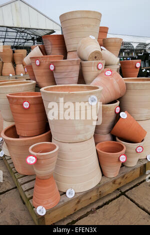 Pots de jardin en terre cuite à vendre dans un Garden Centre en Angleterre, Royaume-Uni Banque D'Images