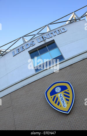 Leeds United's crest badge au célèbre leur terrain de football de Elland Road, à Leeds West Yorkshire, Angleterre Banque D'Images