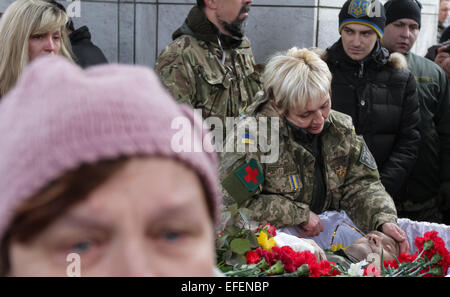 L'Ukraine. 2 Février, 2015. Camarades, assister à la cérémonie funéraire d'Aidar bataillon mitrailleur Ruslan Boburov, qui a été tué à l'Shchastia(Luhansk suburb) lors de combats contre les rebelles pro-russe. Credit : Sergii Kharchenko/Pacific Press/Alamy Live News Banque D'Images