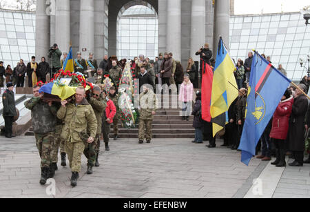 L'Ukraine. 2 Février, 2015. Camarades portent le cercueil avec Aidar bataillon militaire Vadym Zherebilo, qui a été tué à l'Shchastia (banlieue de Lougansk) lors de combats contre les rebelles pro-russe. Credit : Sergii Kharchenko/Pacific Press/Alamy Live News Banque D'Images