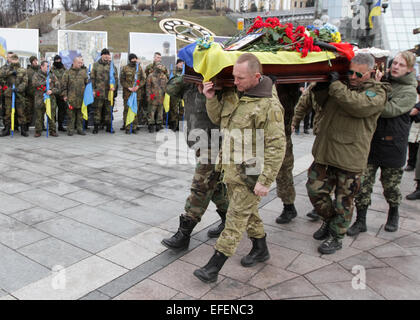 L'Ukraine. 2 Février, 2015. Camarades portent le cercueil avec Aidar bataillon militaire Vadym Zherebilo, qui a été tué à l'Shchastia(Luhansk suburb) lors de combats contre les rebelles pro-russe. Credit : Sergii Kharchenko/Pacific Press/Alamy Live News Banque D'Images