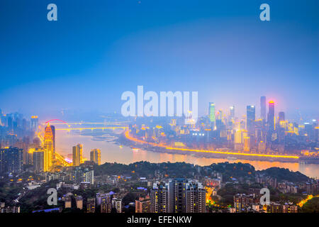 Chongqing, Chine Le centre-ville de ville sur la rivière Yangtze. Banque D'Images