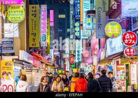 La foule profiter de la vie nocturne du quartier Myeong-Dong à Séoul. Banque D'Images