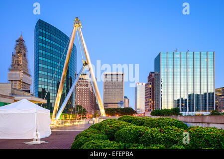 Hartford, Connecticut, USA skyline de fondateurs pont. Banque D'Images