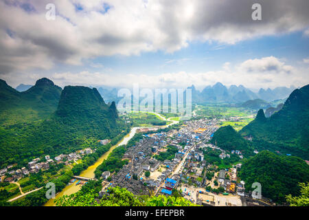 Paysage de montagnes karstiques sur la rivière Li dans les régions rurales de Guilin, Guangxi, Chine. Banque D'Images