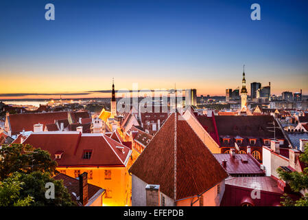 Tallinn, Estonie l'aube skyline dans la vieille ville. Banque D'Images