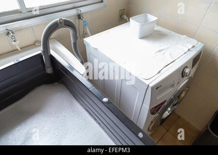 Sao Paulo, Brésil. 2 février 2015. Une famille recueille les eaux usées de la machine à laver pour les réutiliser, car l'État de Sao Paulo fait face à la pire crise de l'eau en 80 ans. Credit: Andre M. Chang/Alamy Live News Banque D'Images