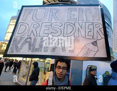 Frankfurt am Main, Allemagne. 2 Février, 2015. Un contre-manifestant tient une pancarte qui dit 'pour un califat Dresde' à une protestation contre la politique anti-islamique (Pegida les Européens contre l'islamisation patriotique de l'Ouest) mouvement dans Frankfurt am Main, Allemagne, 02 février 2015. Photo : BORIS ROESSLER/dpa/Alamy Live News Banque D'Images