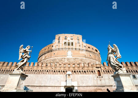 Castel Sant'Angelo et statue du Bernin sur le pont, Rome, Italie. Banque D'Images