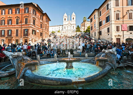 ROME - 22 OCTOBRE : les touristes à la place d'Espagne (Italien : escalier de la Trinità dei Monti) sur Octiber 22, 2011 à Rome, Italie Banque D'Images