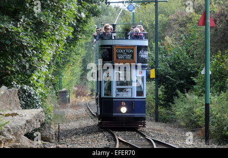 Septembre 2014 le tram numéro 9, construit à Bolton et maintenant les couleurs de Glasgow arrive à Colyton station à partir de Seaton, Sou Banque D'Images