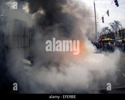 Kiev, Ukraine. 2 Février, 2015. Les flammes sont arrosés par les pompiers après les combattants du bataillon de volontaires ukrainiens Aydar, brûlent des pneus à l'entrée du ministère de la défense de l'Ukraine à Kiev. -- Des soldats du bataillon de volontaires 'Aydar' manifestation devant le ministre de la défense et brûler des pneus au cours d'une action en vue de prévenir l'éventuelle dissolution de leur bataillon. Crédit : Igor Golovnov/Alamy Live News Banque D'Images