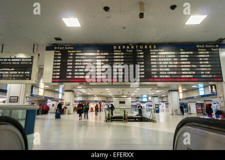 Le départ d'Amtrak dans un vide de Penn Station à New York montre un mélange de temps et d'annulation de trains sur Mardi, Janvier 27, 2015. L'interdiction de circulation a été levée et les métros sont de retour à l'opération après avoir été arrêté en prévision d'une importante tempête de neige. Bien que Long Island et le Connecticut ont été élaborés il y a que 8 pouces de neige recored dans Central Park. (© Richard B. Levine) Banque D'Images