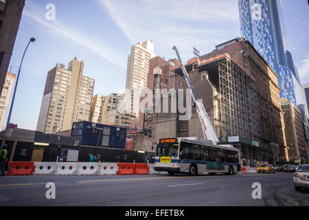 La prestigieuse Art Students League de style renaissance française du bâtiment historique, droite, sur West 57th Street à New York est vu l'objet d'échafaudages le Dimanche, Janvier 25, 2015. La construction de la fondation pour l'Extell development qui aurait plus de 290 pieds en porte-à-faux la ligue a commencé. La Ligue a reçu 38,1 millions $ en compensation de leurs droits de l'air. Le nouveau gratte-ciel sera condos de luxe et un grand magasin Nordstrom. (© Richard B. Levine) Banque D'Images