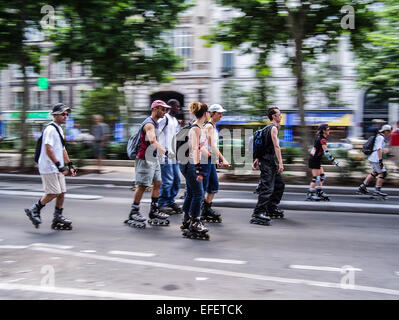 Paris, France. 17 juin 2007 - Des milliers de personnes sur les rollers dans les rues de Paris. Chaque dimanche de la ville sont dédiés à rollers, et jusqu'à 3000 peuvent participer. Banque D'Images