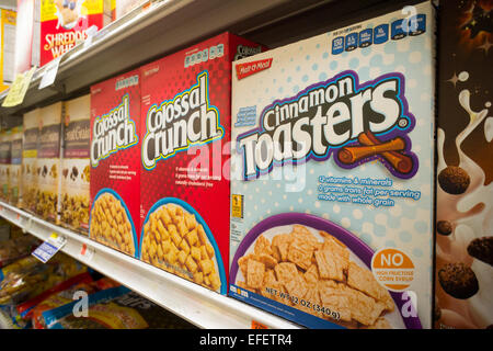 Boîtes de marques MOM (anciennement Malt-O-Meal) céréales pour petit déjeuner sucrées dans un supermarché de New York le mardi, Janvier 27, 2015. Publiez Holdings dont les marques comprennent les noix et Raisin Raisin Bran est l'achat de marques maman, fabricant de céréales emblématiques tels que Marshmallow Mateys et bouffées d'or dans le cadre d'un accord d'une valeur de 1,15 milliards de dollars. Cette acquisition donne à la poste et 18  % des parts du marché des céréales à déjeuner après Kellogg's à 32  % et General Mills à 31  %. (© Richard B. Levine) Banque D'Images