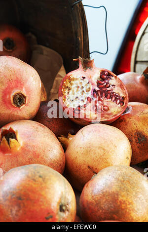 Couper la grenade à farmers market assis sur un tas de grenades Banque D'Images