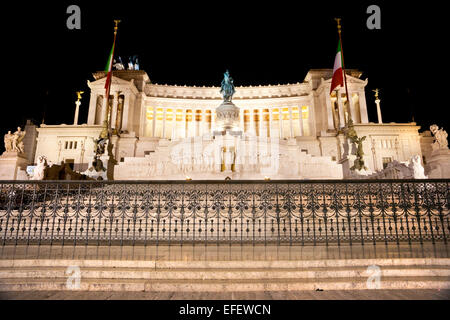 Large-vief ngle du monument à Victor Emmanuel II près de Vittoriano à jour à Rome, Italie Banque D'Images