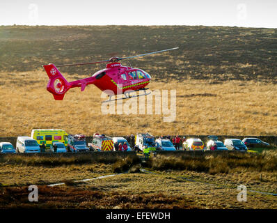 Hélicoptère Eurocopter EC135 loués de Bond Air Services par North West Air Ambulance décoller après le sauvetage dans le Derbyshire Banque D'Images