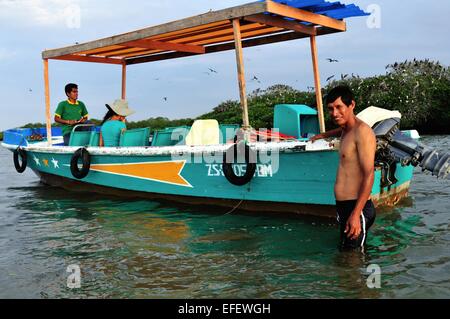 La frégate de surveillance ' oiseaux Isla de los Pajaros ' - PUERTO PIZARRO. Ministère de Tumbes .PÉROU Banque D'Images