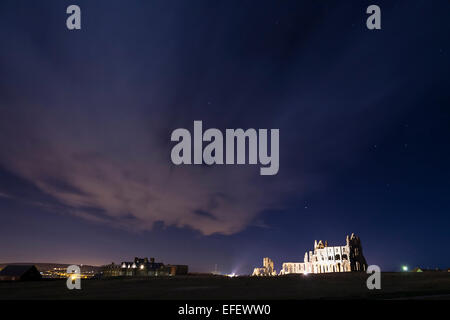 Photographie de paysage de nuit l'abbaye de Whitby, montrant un ciel étoilé avec quelques nuages. Banque D'Images