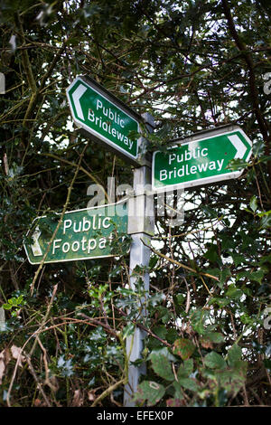 Un panneau indiquant les droits de passage. Banque D'Images