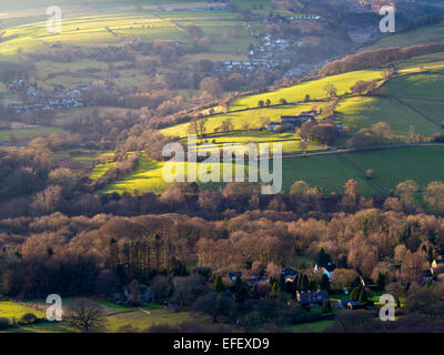 Vue plongeante sur le parc national de Peak District de Curbar Edge dans le Derbyshire, Angleterre Royaume-uni avec des maisons dans les arbres Banque D'Images