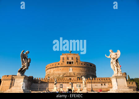 Castel Sant'Angelo et statue du Bernin sur le pont, Rome, Italie. Banque D'Images