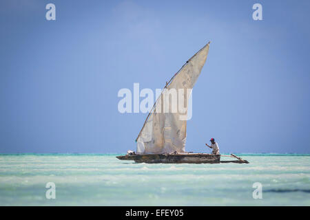 Bateau de pêcheur en bois Dhow sur l'Océan Indien près de Zanzibar, Tanzanie Banque D'Images