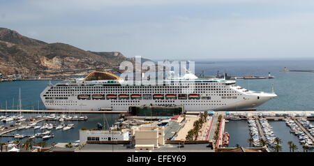 Grand Oceana cruise ship (propriété de P&O Cruises) ancrés dans le port de Cartagena Murcia Province, Espagne Banque D'Images