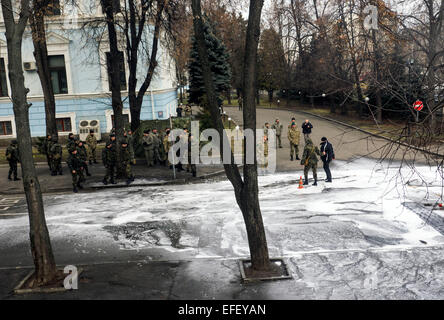 Kiev, Ukraine. 2 Février, 2015. L'officier accompagné par le sous-chef de la police de Kiev dans la cour du ministère de la défense de l'Ukraine. -- Les bénévoles de l'Aidar piquet bataillon devant le ministère de la défense comme ils protestent contre une décision de changer la direction du bataillon à Kiev, Ukraine, lundi, le 2 février 2015. L'Aidar bataillon, une armée de volontaires, et le ministre de la Défense ont convenu que le bataillon sera divisée en deux unités. Crédit : Igor Golovnov/Alamy Live News Banque D'Images