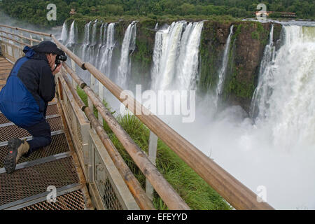 Prendre des photos touristiques, Garganta del Diablo, Devi'ls la gorge, Parc National de l'Iguazu, Argentine Banque D'Images