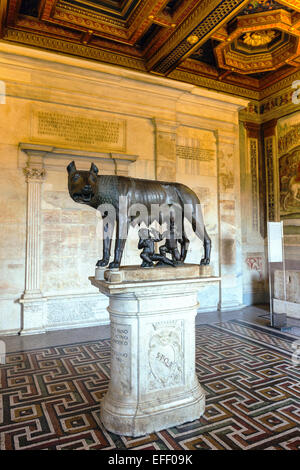 Statue De La Louve Capitoline En Dehors Du Mus e Rome L Italie Photo statue-de-la-louve-capitoline-en-dehors-du-mus-e-rome-l-italie-photo