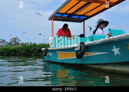 La frégate de surveillance ' oiseaux Isla de los Pajaros ' - PUERTO PIZARRO. Ministère de Tumbes .PÉROU Banque D'Images