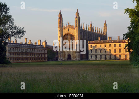 Chapelle du Kings College de Cambridge prises à travers l'arrière pelouse avec le bâtiment, Gibbs et Clare College à gauche. Banque D'Images