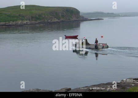 La petite rubrique de traversier à Mull de Ulva à travers le son de l'Ulva de journée d'été. Banque D'Images